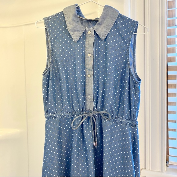 Simon’s cinch-waist, button collared sleeveless dress in blue with dots, tencel - Picture 4 of 10